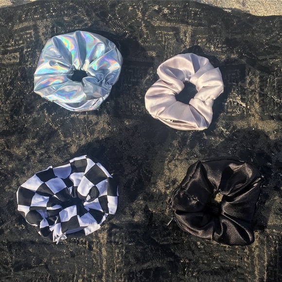 HIDDEN POCKET SCRUNCHY ✨ - Picture 2 of 8